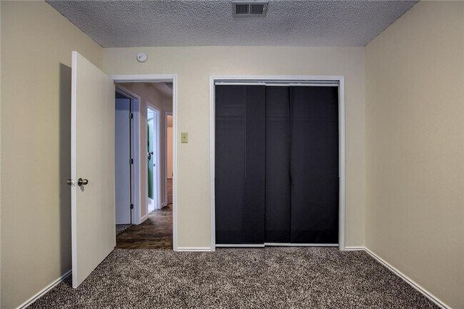 Building Photo - 12320 Thompkins Dr