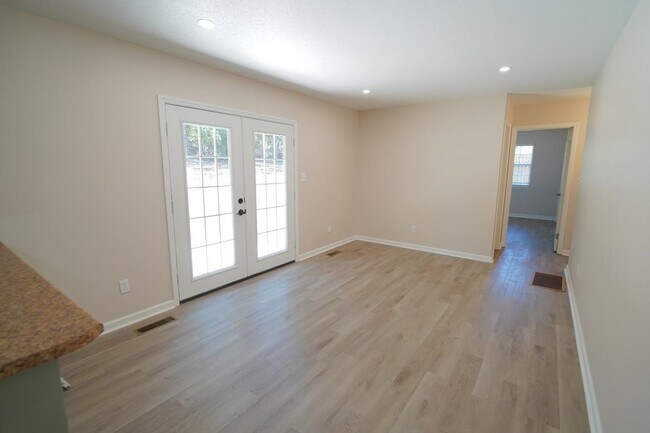 Building Photo - 1545 Pine View Dr
