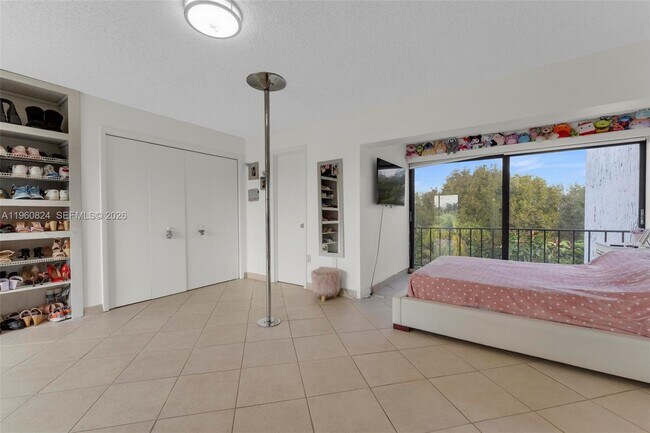 Building Photo - 6502 Kendale Lakes Dr