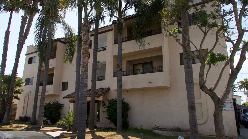Building - 841 Gardenia Ave