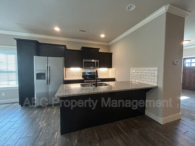 Building Photo - 3100 SW Warberry Ave