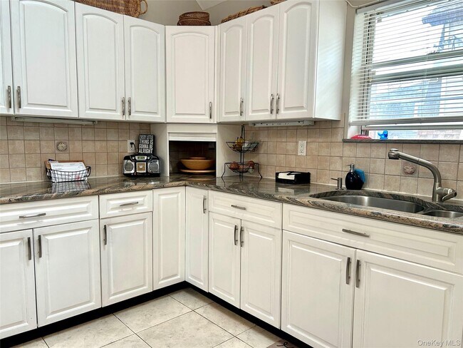 Building Photo - 259 Lincoln Blvd