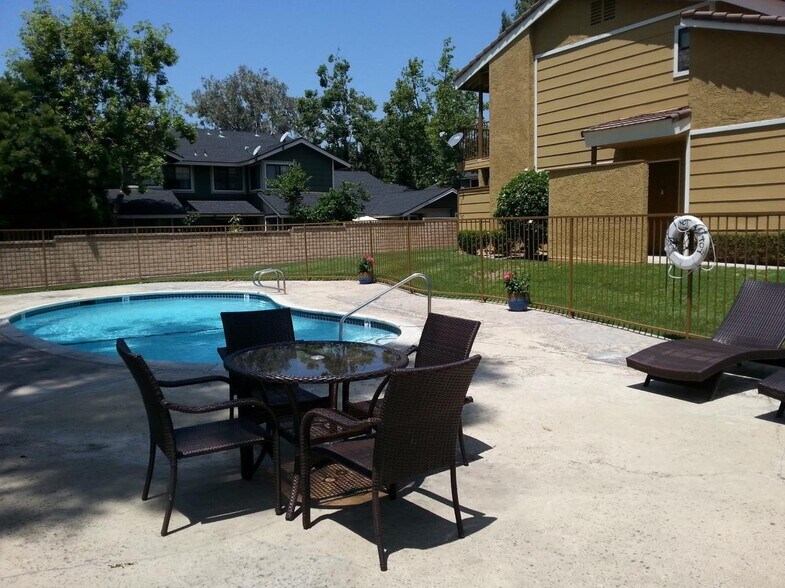 Building Photo - 8324 Vineyard Ave