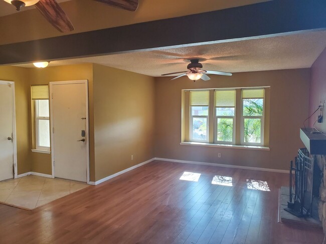 Building Photo - Single Family and Single Story Beautiful H...
