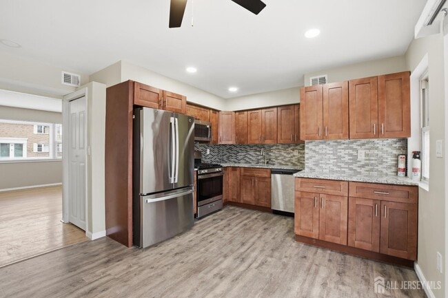 Building Photo - 160 Evergreen Rd