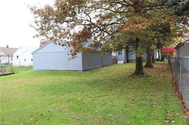 large fenced backyard - 1500 Harding ave