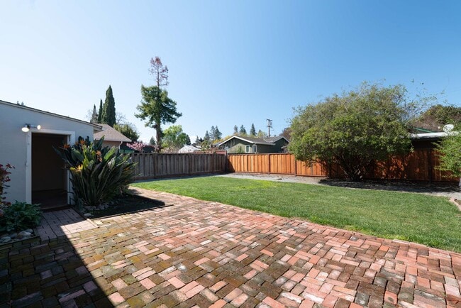 Building Photo - House in Great Sunnyvale Location w/Large Yard & Gardener