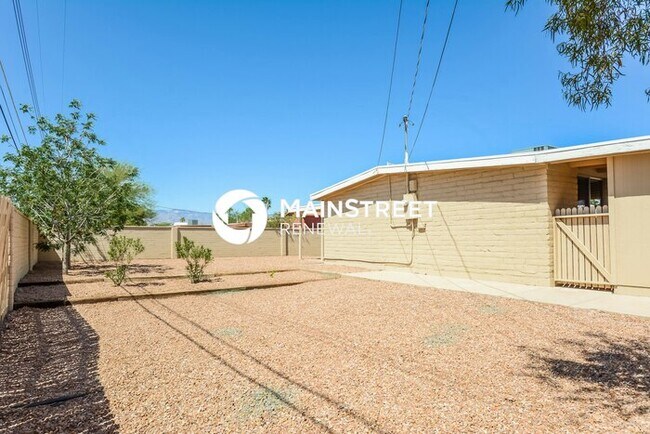 Building Photo - 3 Bedroom Pet-Friendly Home in TUCSON, AZ with Main Street Renewal