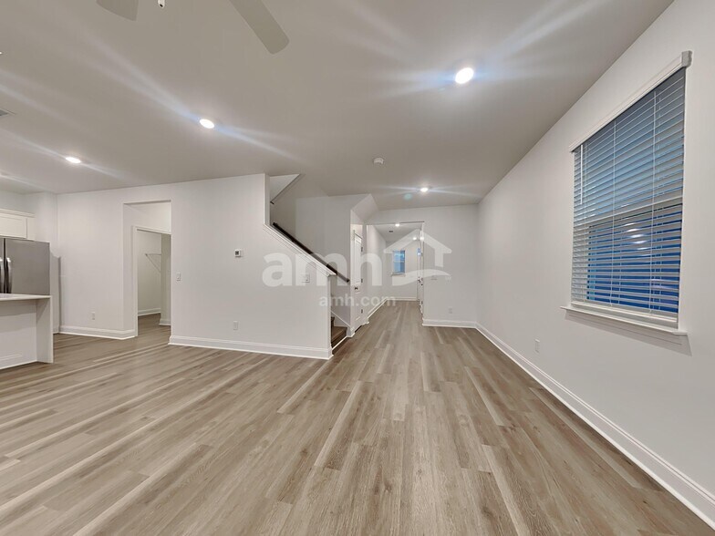 Building Photo - 5500 Front St