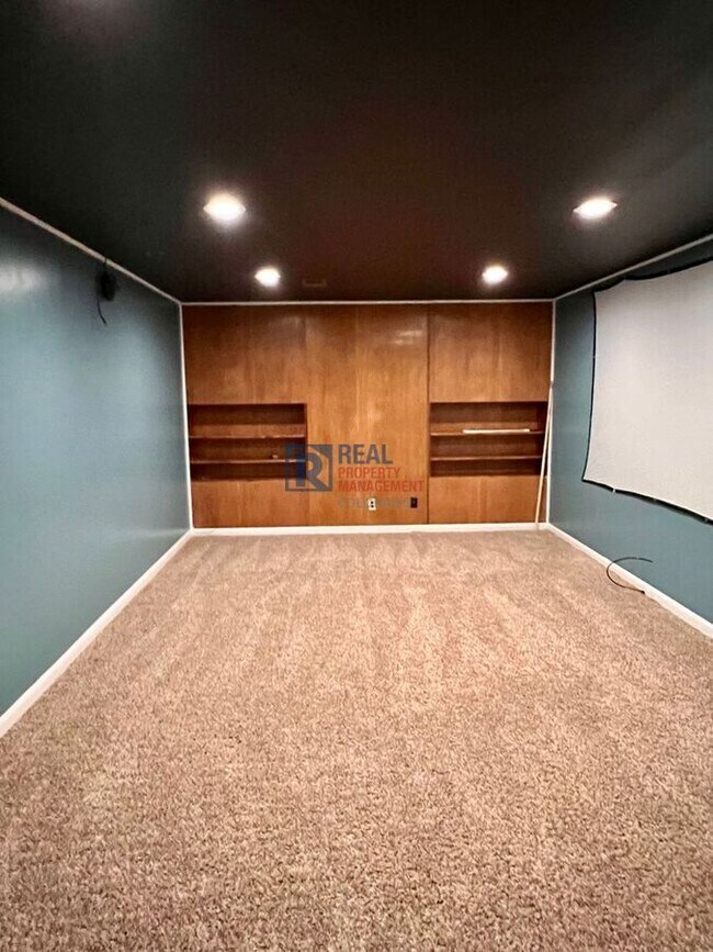 Building Photo - 7041 Beacon Way