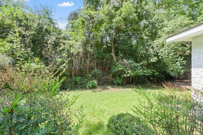 Building Photo - 3 bedroom 2 bath house 1-car garage walk to TMH!! Available in MAY!