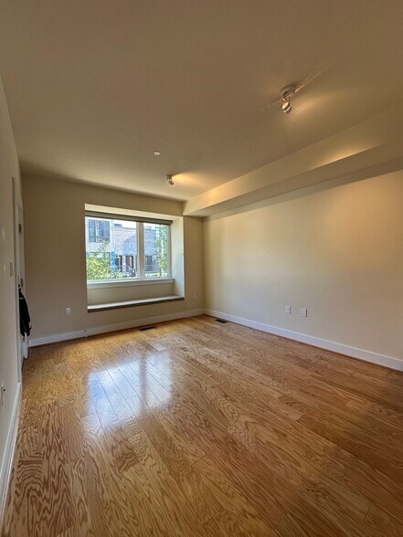 Building Photo - 1202 Jackson St NE