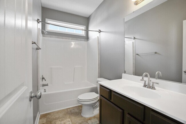 Building Photo - Townhome with Screened Porch!