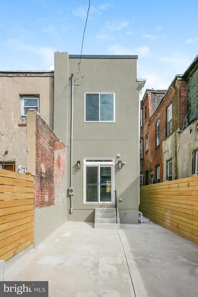 Building Photo - Gorgeously renovated classic row home with Off-Street Parking