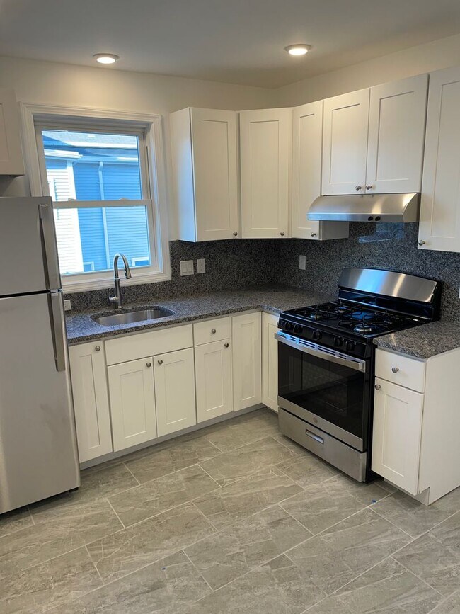 Building Photo - NO BROKER FEES !! BRAND NEW FULLY RENOVATED TWO  BEDROOM UNIT IN TOP COMMUTER LOCATION !!!