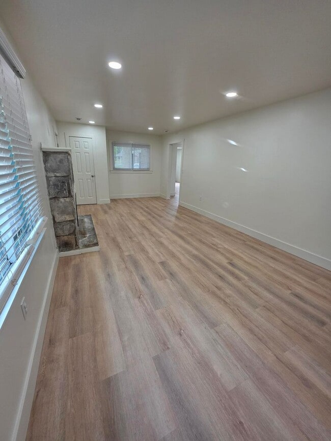 Building Photo - 3 bedrooms 2 bath