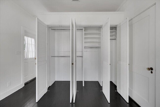 Building Photo - 320 Monroe Dr