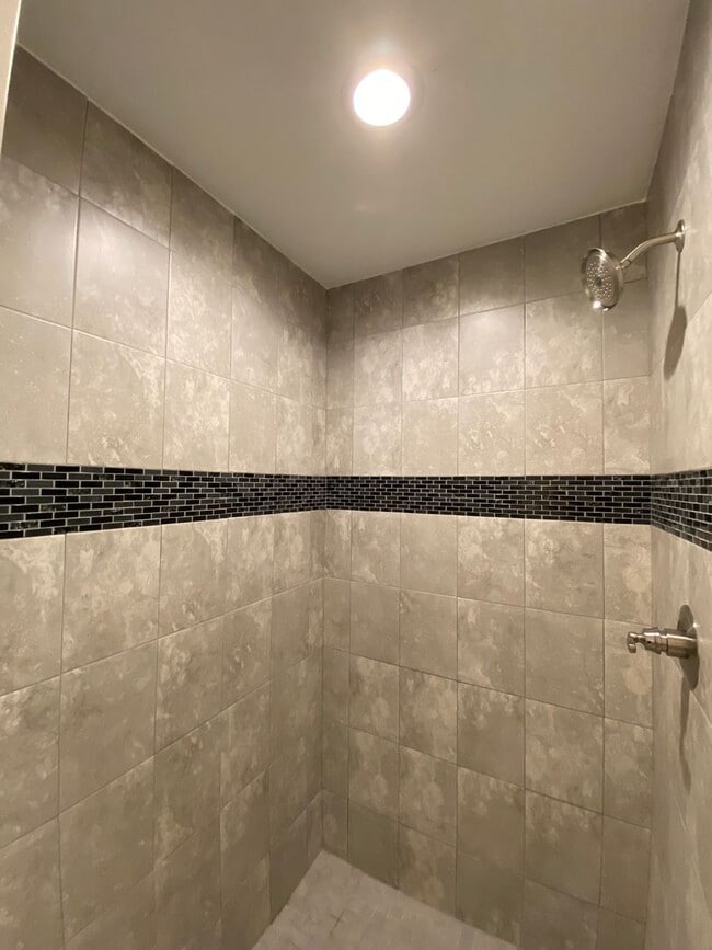 Building Photo - NOT AVAILABLE FOR SHOWING OR MOVE IN UNTIL 09/15/2026!!! Custom Home - Desirable SE Ocala neighbo...