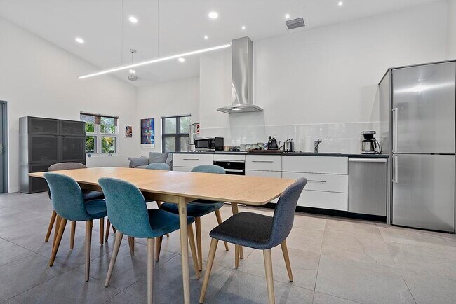 Building Photo - 112 S J St