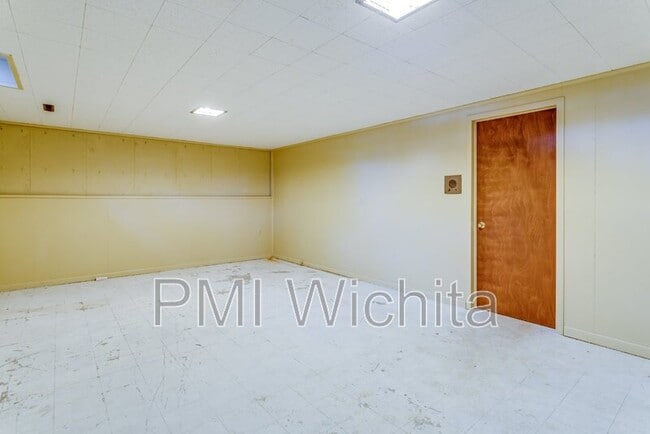 Building Photo - 9315 W 9th St N