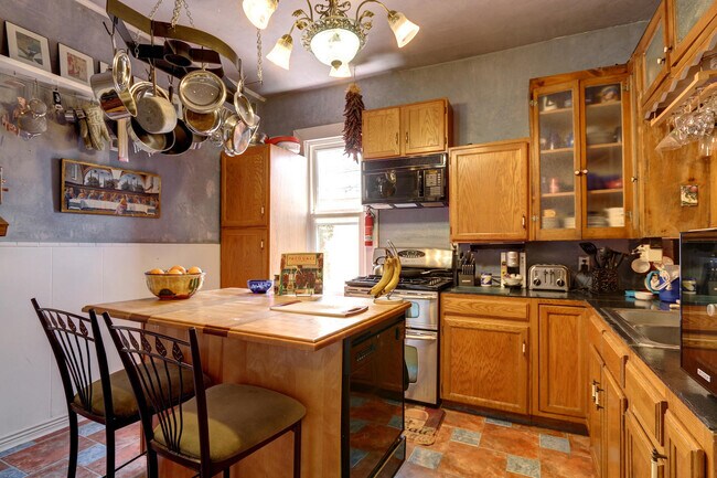 Building Photo - Bungalow in Desirable Highlands! Location Matters!