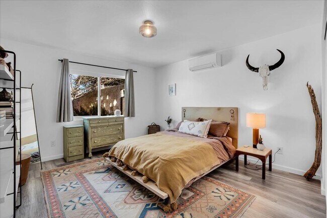 Building Photo - Stunning 3 Bedroom 2 Bathroom Home in Yucc...