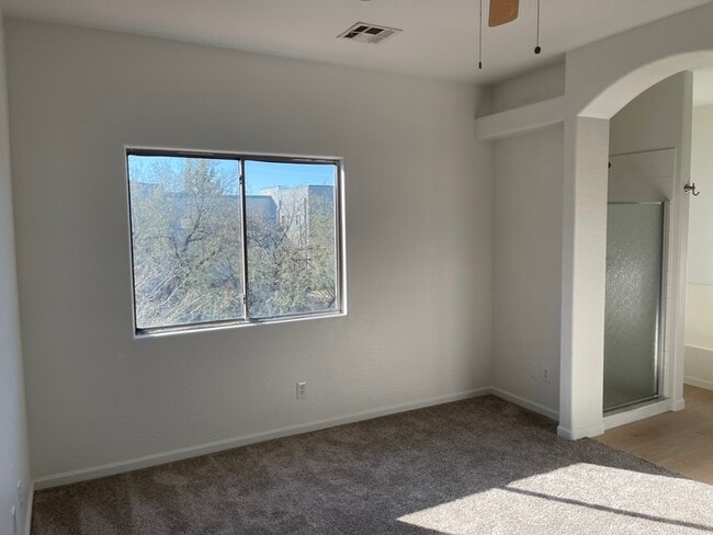 Building Photo - Clean Townhome in Great Location