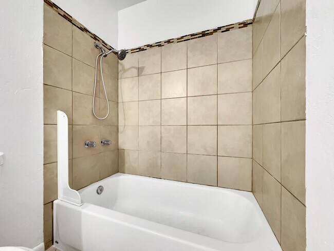 Building Photo - Central Phoenix 2/1 Ground Floor Super Clean.