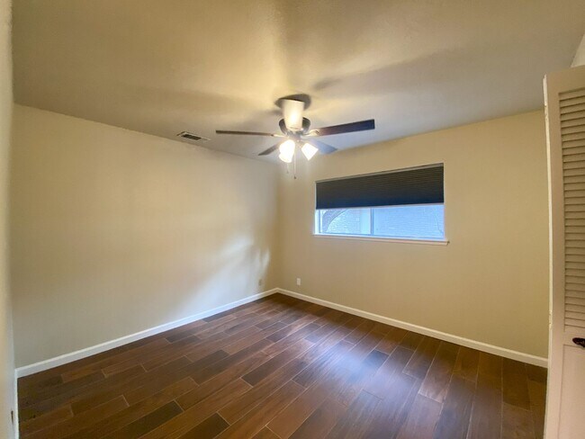 Building Photo - WHISPERING OAKS RARE FIND 3 BD/2 BA AVAILABLE APRIL 7TH!