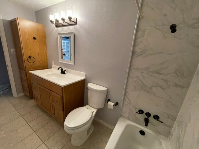 Hall Bath - 2502 Sunnycrest Dr