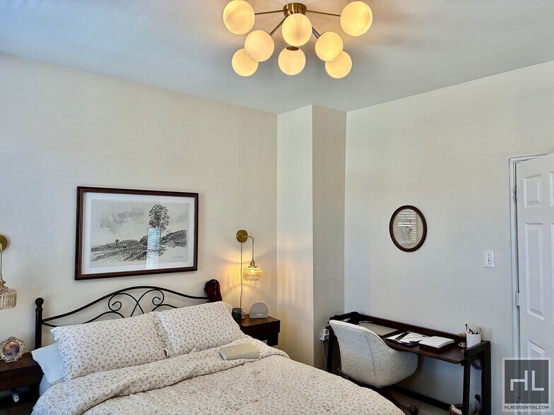 Building Photo - Gorgeous 1.5 bedroom in Maspeth