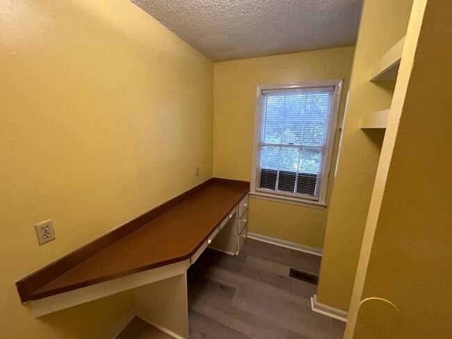 Building Photo - 2-bedroom, 1-bathroom home located in the heart of Columbia!