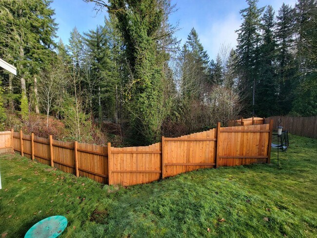 Building Photo - Spacious and Beautiful 4 bedroom in conven...