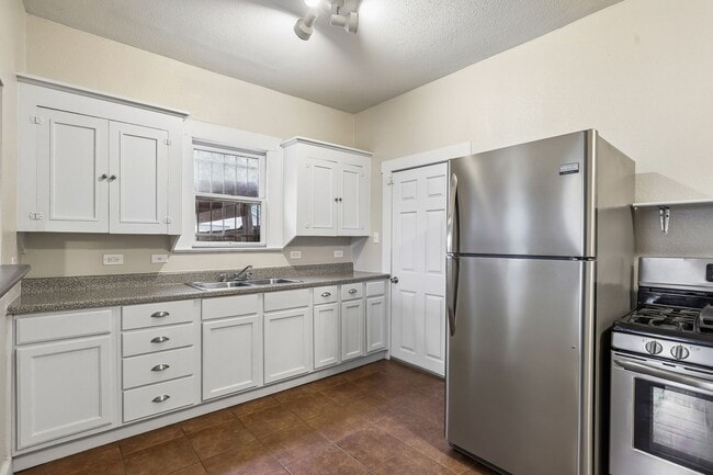 Building Photo - 2310 N Sabinas St