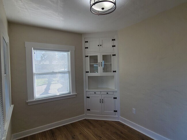 Building Photo - Action Properties R.E.S. Inc offering Central Roseville 2 Bed, 1bath  Carport Parking, Large yard...