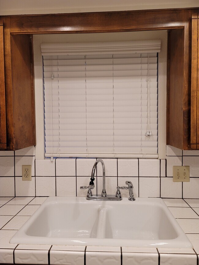 Building Photo - 930 N Indiana St