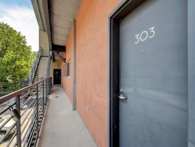 Building Photo - 601 Brushy St