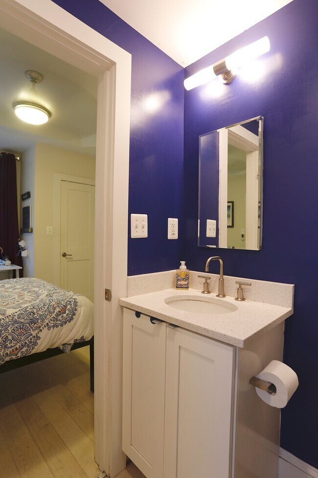 Building Photo - Parking Included! 1 Bedroom 1 Bathroom Cor...