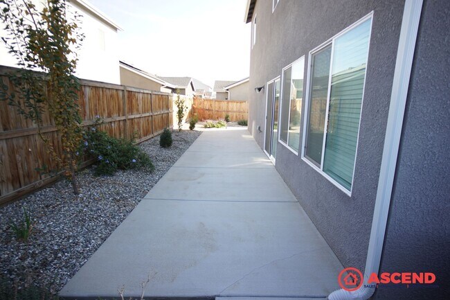 Building Photo - Stunning 5BD/4BA Home in Gossamer Grove — Solar, Modern Finishes, Nearly 3,000 Sq Ft & Pets Welcome!