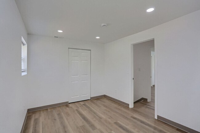 Building Photo - 153 Kathleen Dr