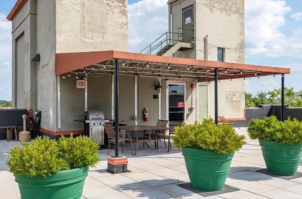 Building Photo - 207 E 6th St