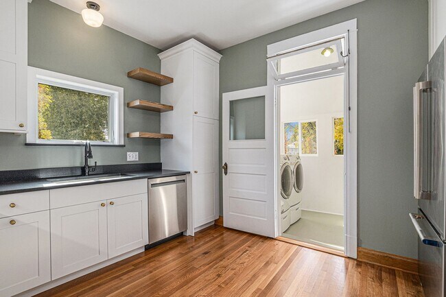 Building Photo - Beautifully Remodeled Home in Cherry Creek