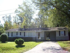 Building Photo - 3 Bedroom Home