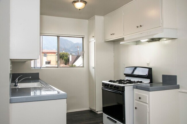 Building Photo - 1132 Rosedale Ave