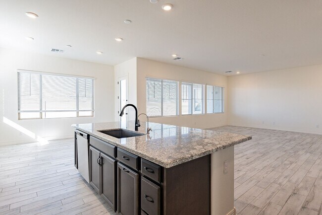 Building Photo - 5 BEDROOM 4 BATH SINGLE FAMILY HOME