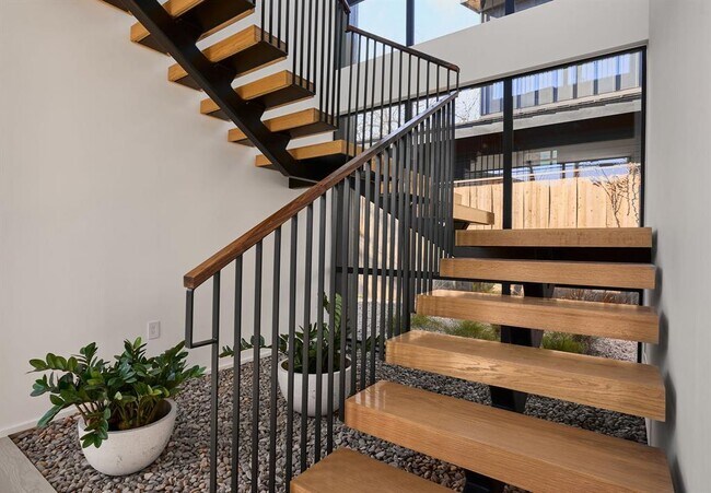 Building Photo - 2305 Westoak Dr