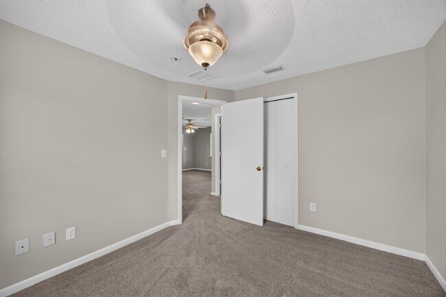 Building Photo - Cute 3/2 Home in Orange park on a corner lot