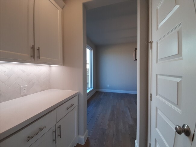 Building Photo - 7575 Pemberley Ct