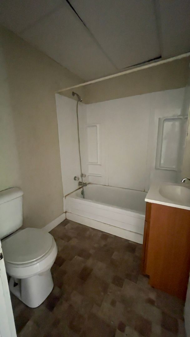 Building Photo - Historic, Upstairs One Bedroom Apartment