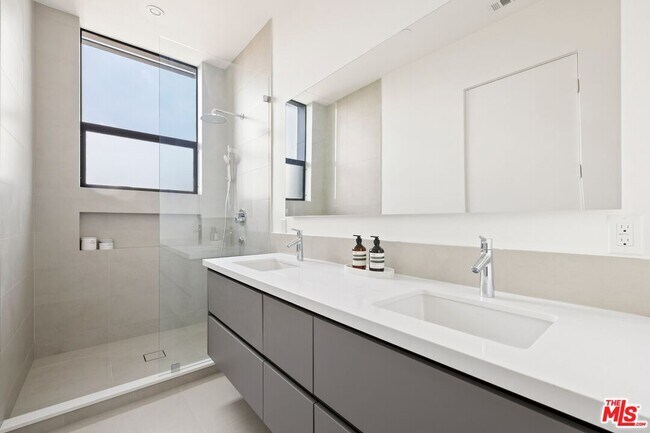 Building Photo - 1227 N Formosa Ave